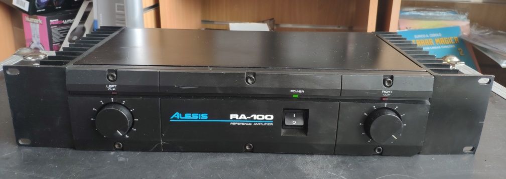 Alesis RA-100 Amplificador de estúdio de referência.