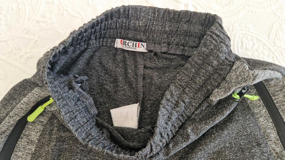 Calções desportivos, cinzentos, tamanho 12 anos