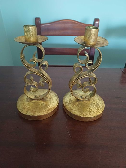 Par de Castiçais de Metal Dourado