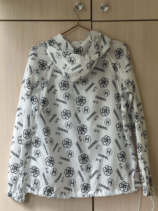 Стильна вітровка Chanel N°5 — стильна та легка