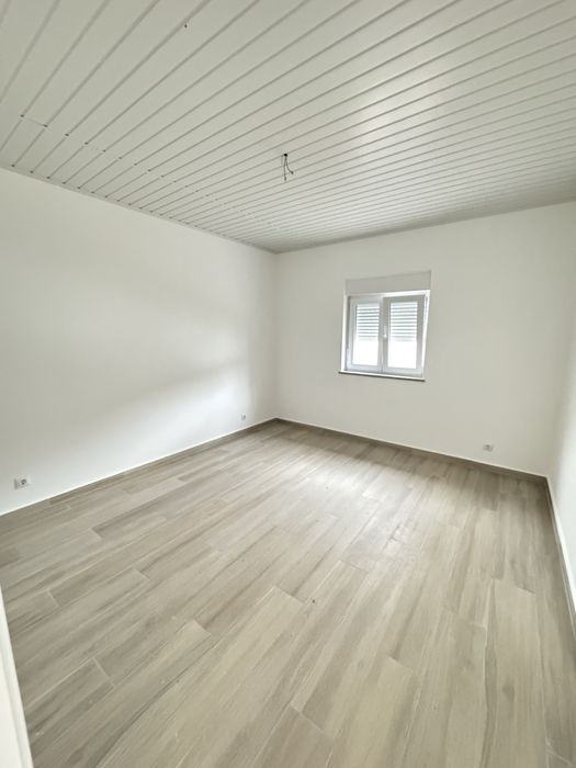 Moradia com expaço exterior ensolarado