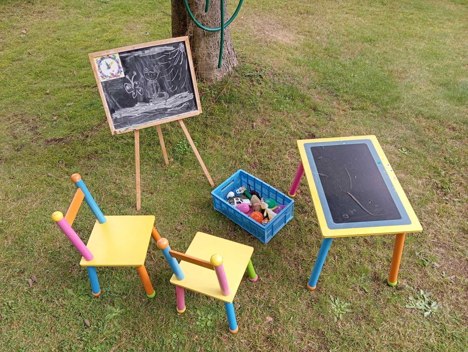 Stolik, dwa krzesełka i tablica do rysowania kredą dla dziecka