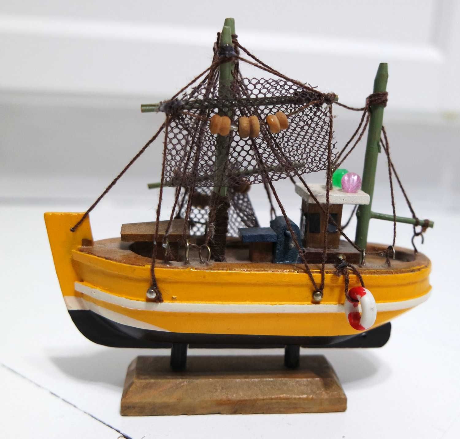 Miniaturka kuter rybacki model mały łódka