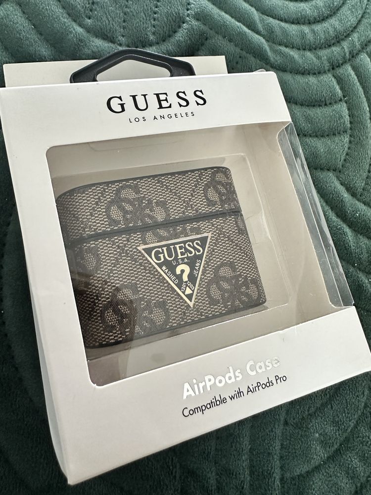 Airpods case pro guess etui monogram brąz beż