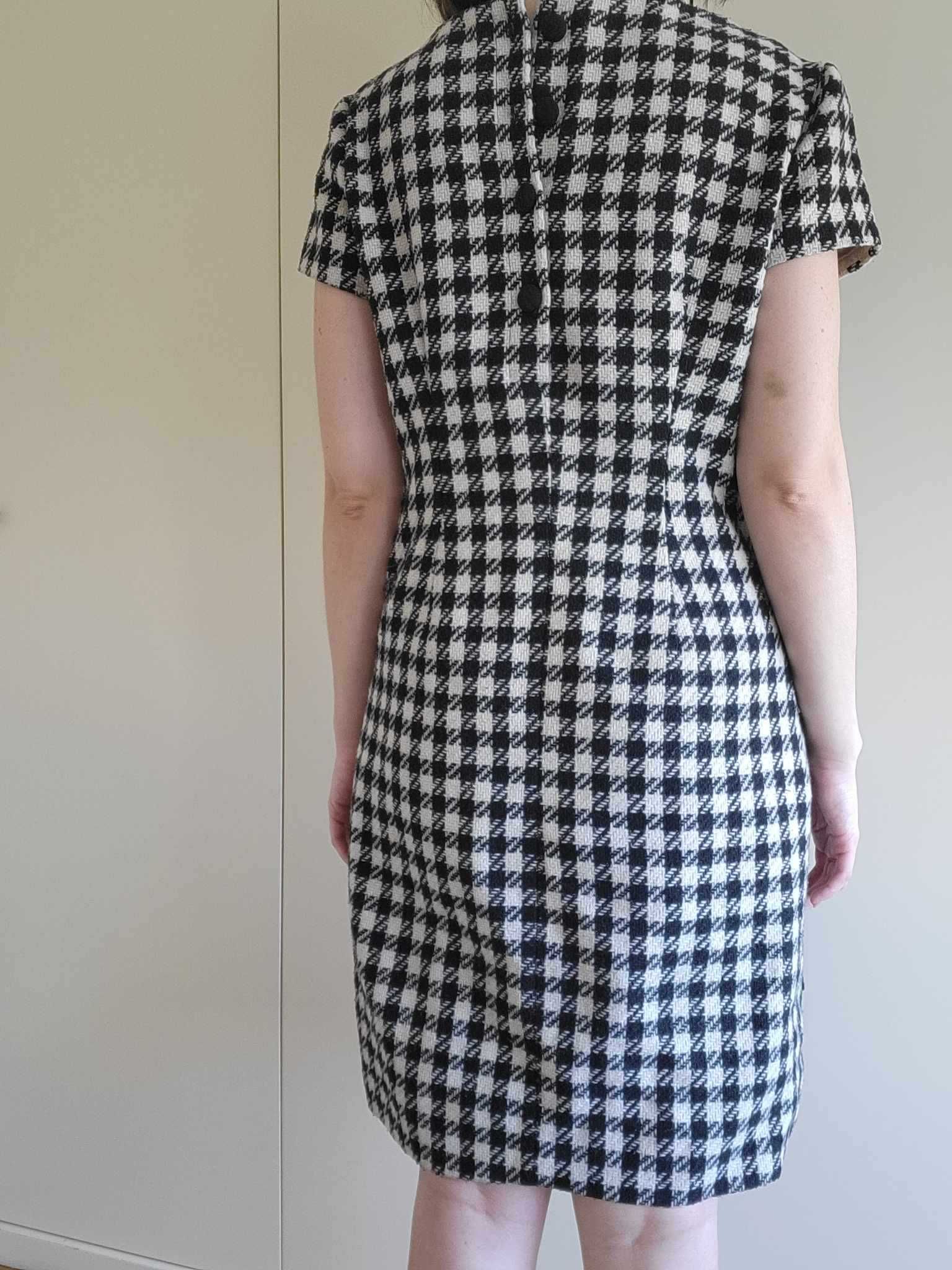 Vestido Xadrez Preto e Branco com Flores Bordadas