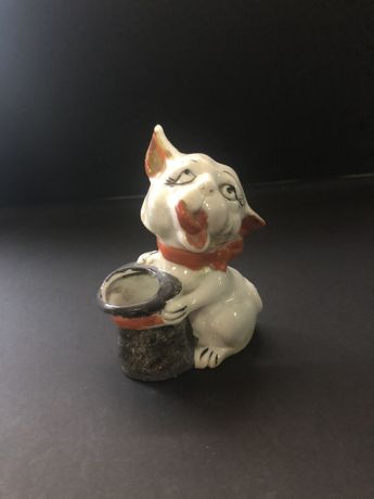Imagem de gato a pedir esmola em porcelana
