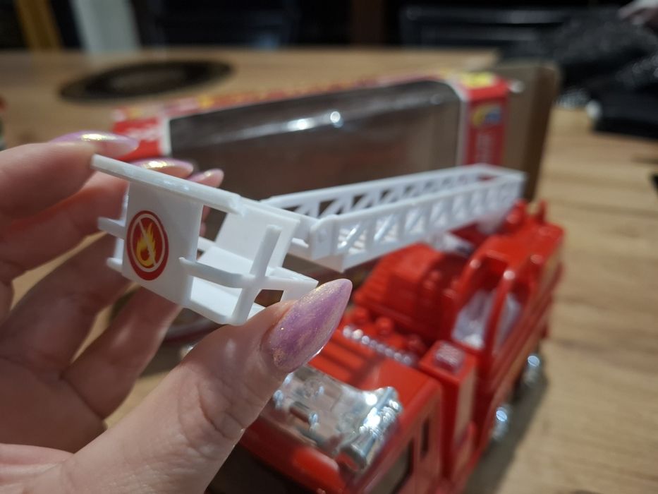 Strażackie auto z dźwiękiem i światłami  | Samojezdne, idealne dla m