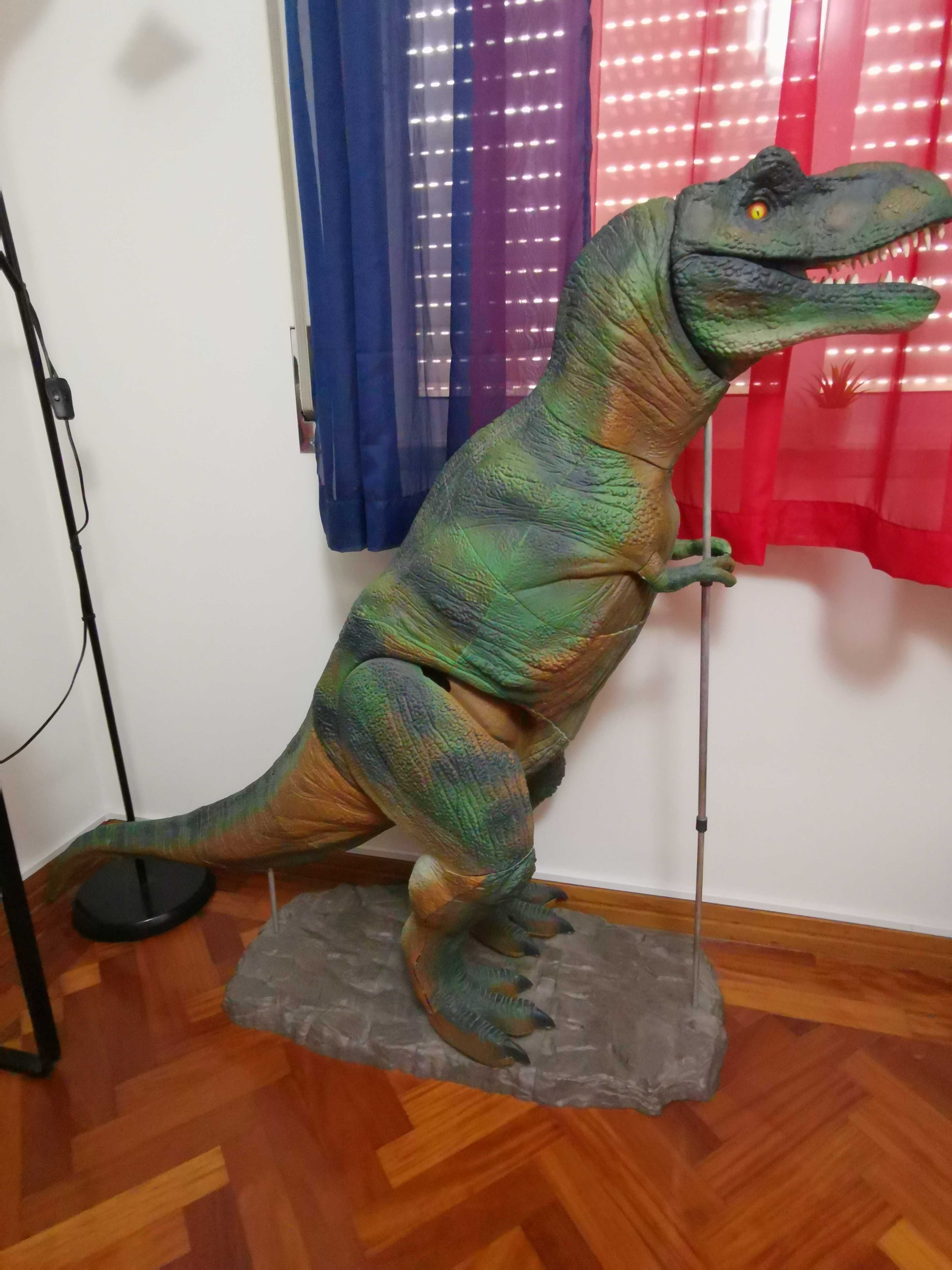 Dinossauro T-Rex com 1,20 metro de altura