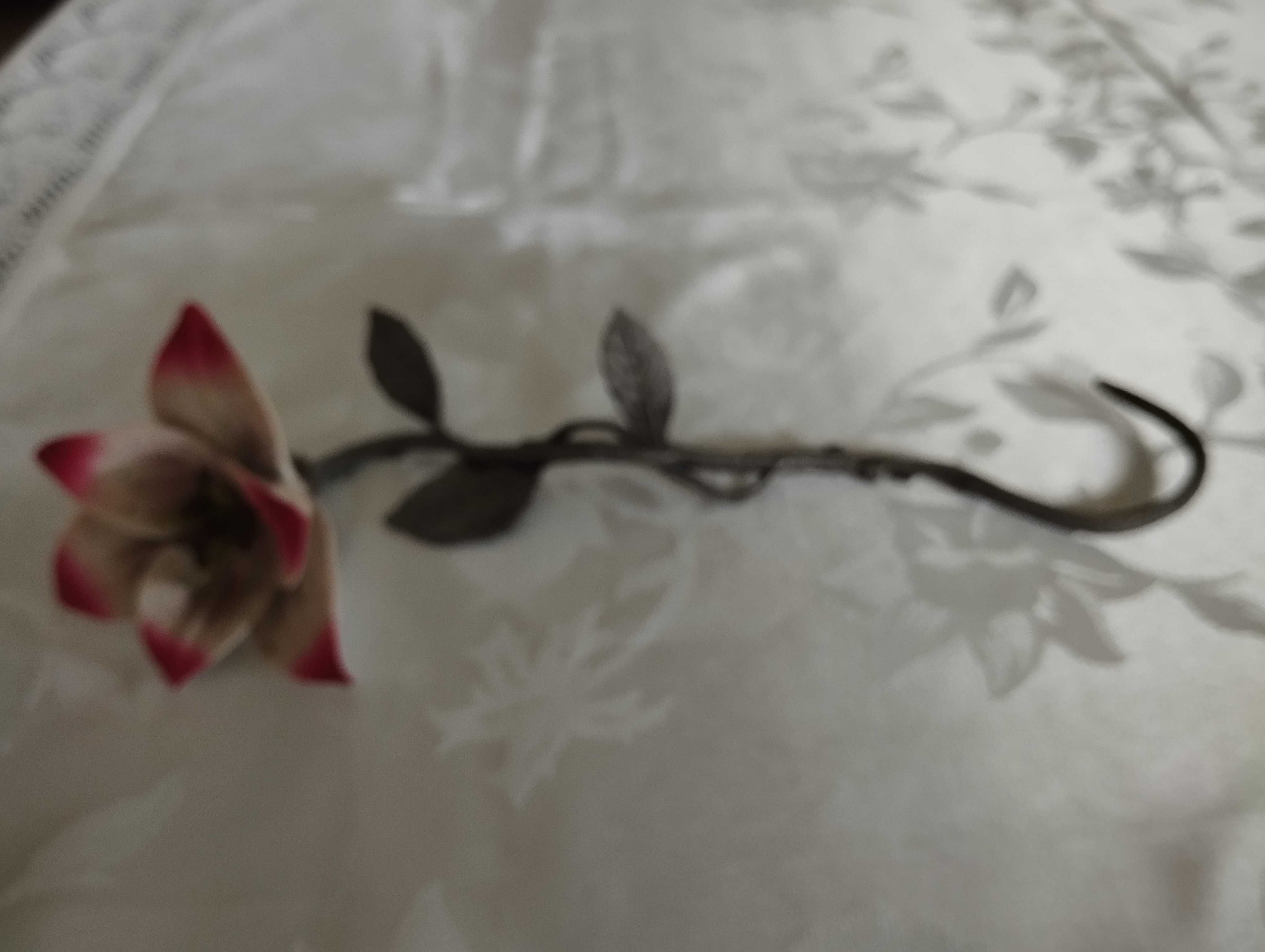 Flor em estanho e porcelana.