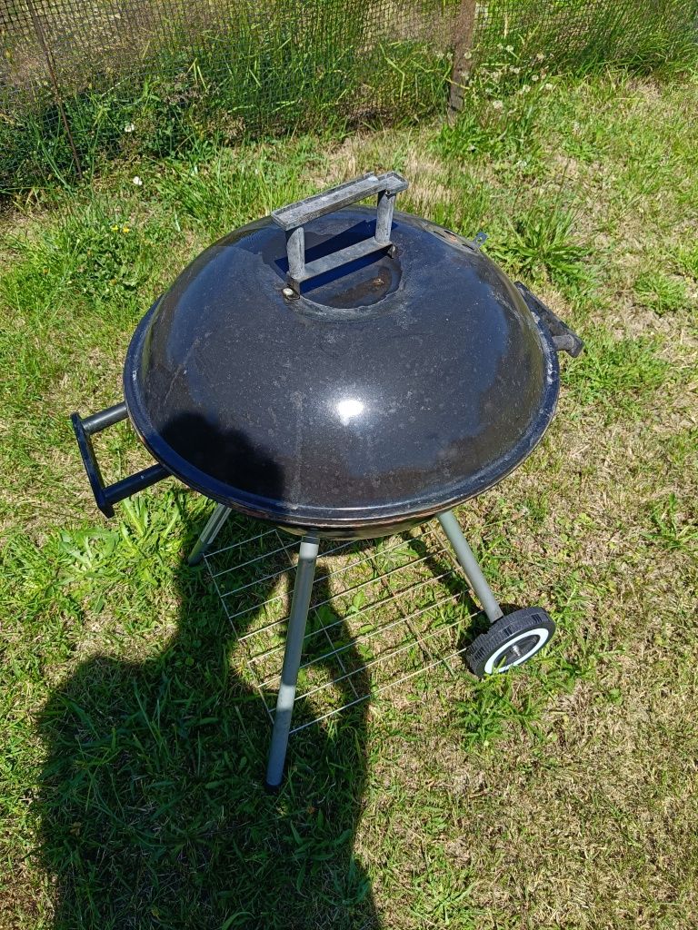 Grill ogrodowy okrągły na kółkach