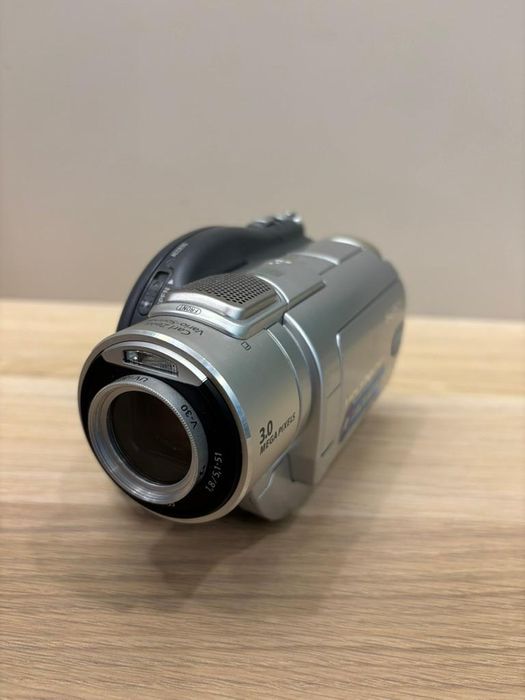 Відеокамера Sony DCR-DVD405E

Камера працює, в хорошому стані. В к