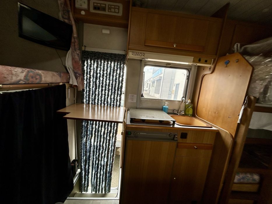 Autocaravana Ford Rimor 6 lugares de dormida e livrete