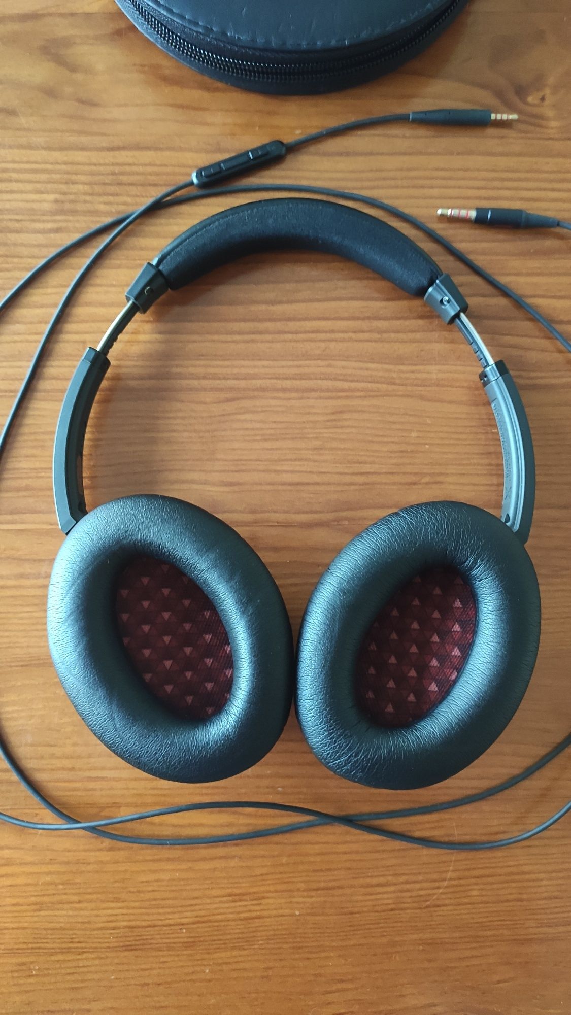 Bose SoundTrue (around-ear)