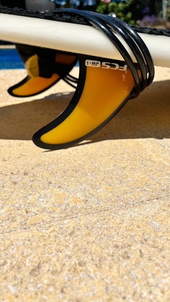 Prancha surf pukas 6'6 + leash + quilhas + saco