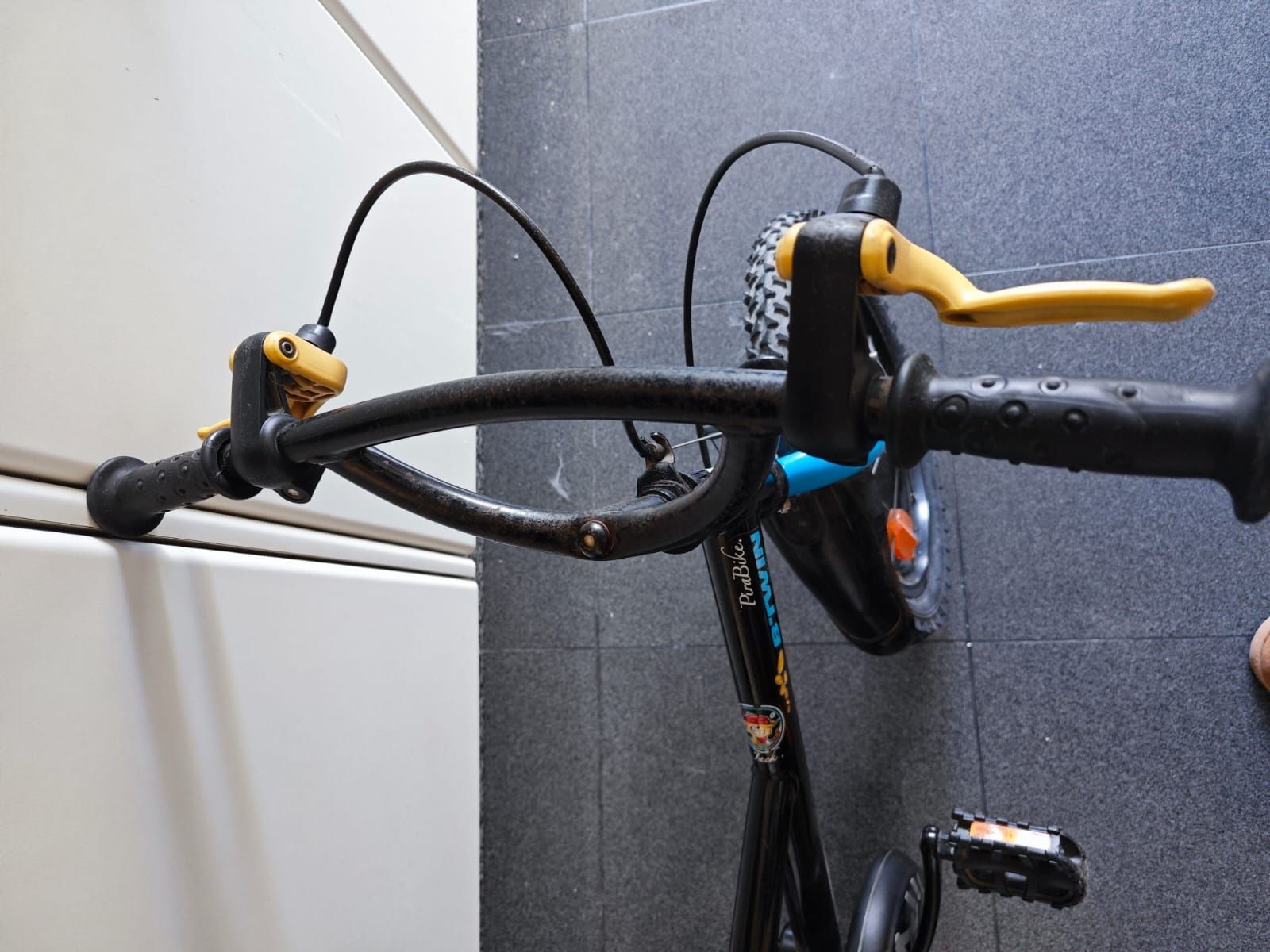 Bicicleta de menino em bom estado