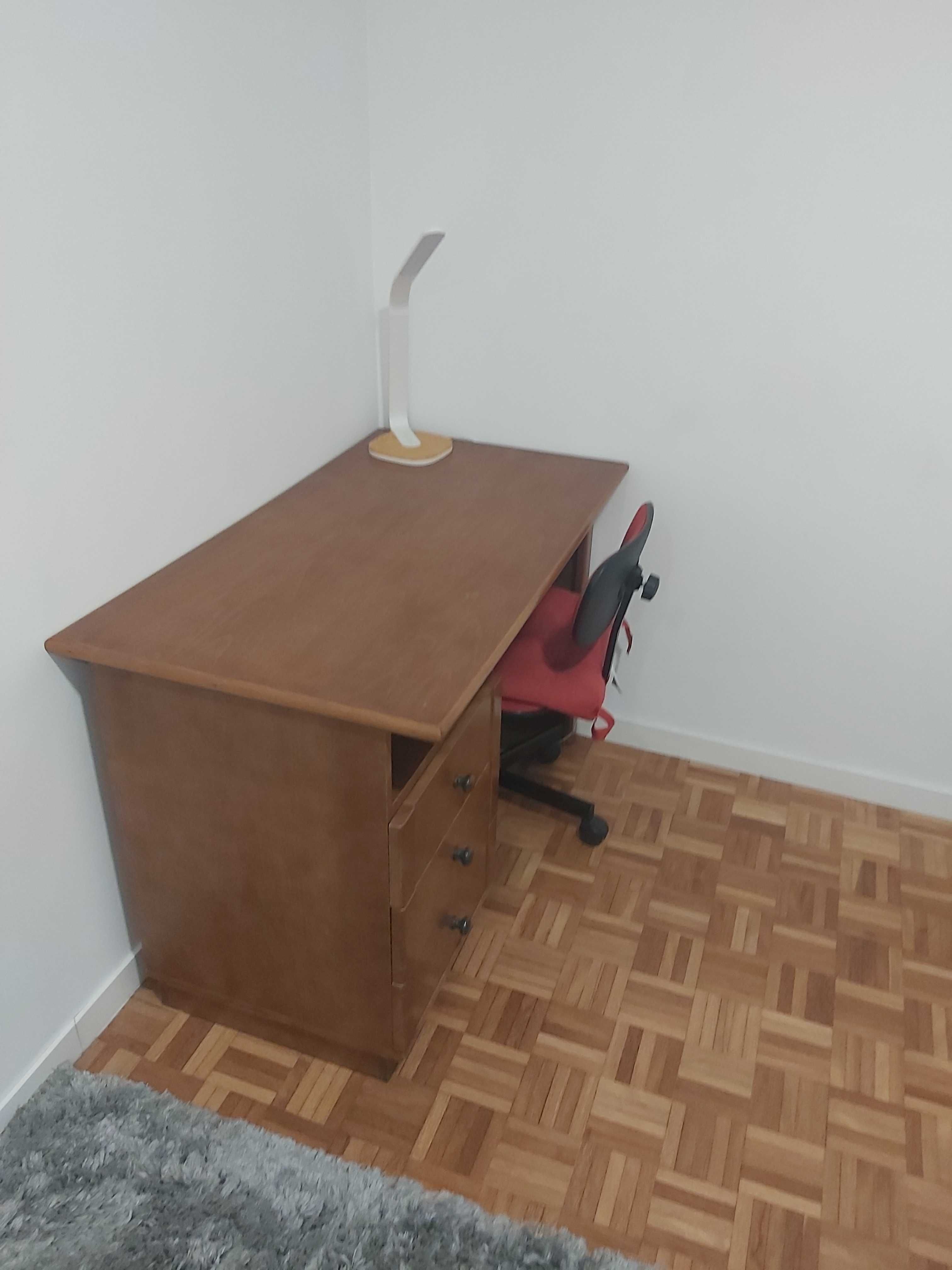 Cama com gavetão, 2 colchões e Secretária