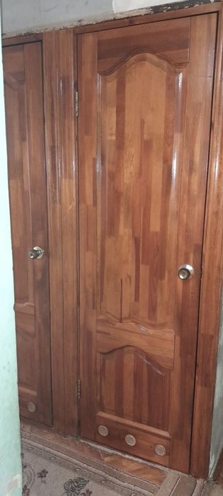 Дерев'яні двері.