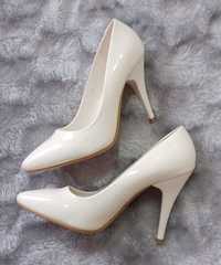 Туфлі білі дуже жіночні розмір 37
