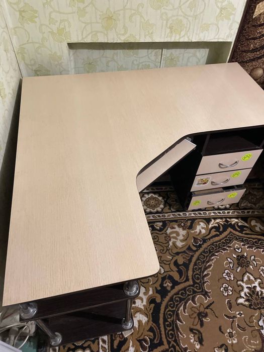 Офісний стіл з поличками