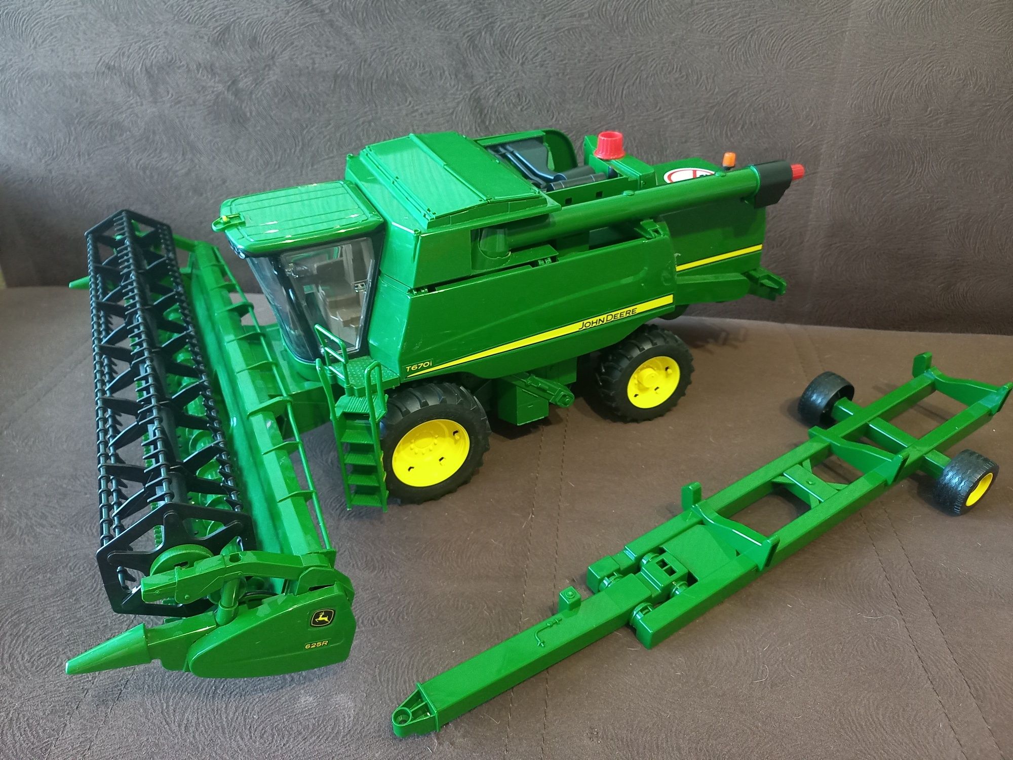 Комбайн John Deere T670i від Bruder (02132) масштаб 1:16