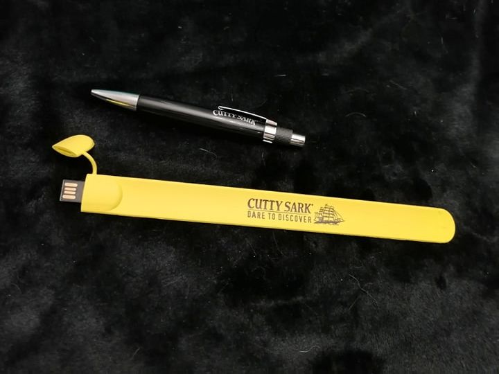Pen com 3,73Gb + esferografica da Cutty Sark - NOVOS