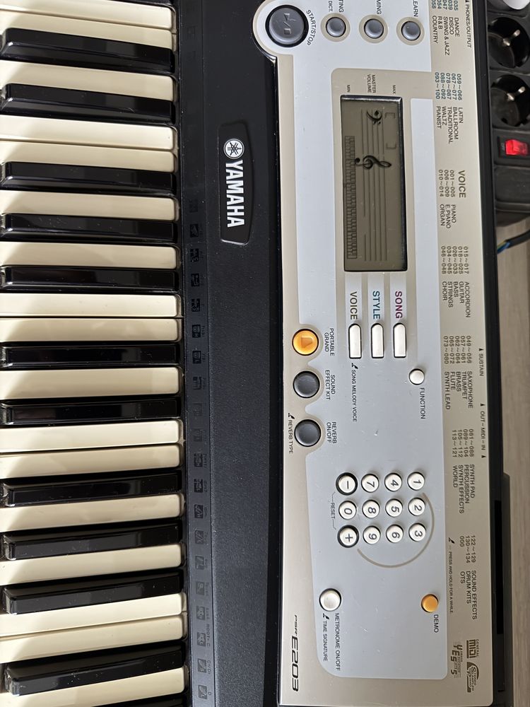 Цифрове піаніно Yamaha E203 б/в