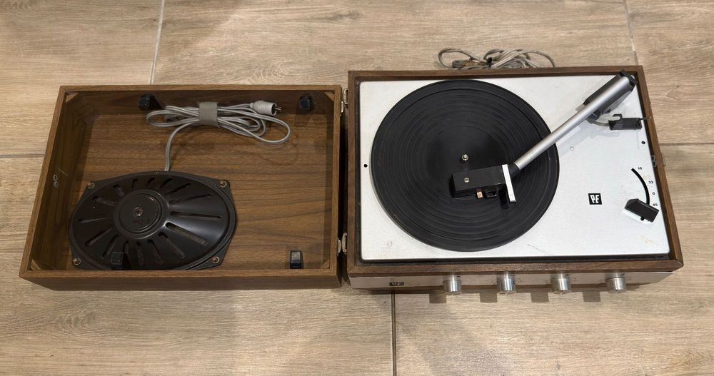 Gramofon walizka PE 36 VH uszkodzony