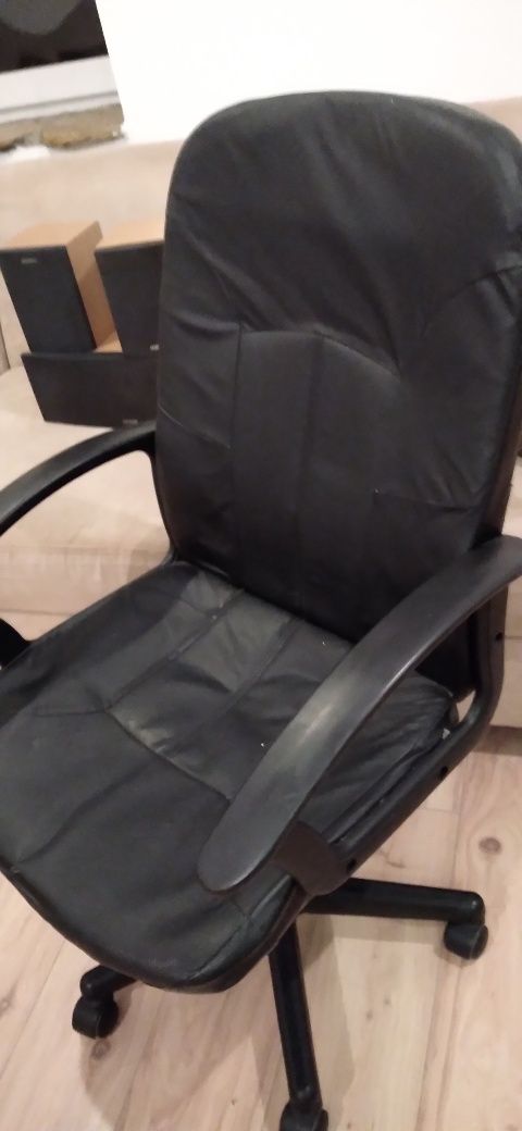 Fotel  krzeslo obrotowy ze eco skóry.