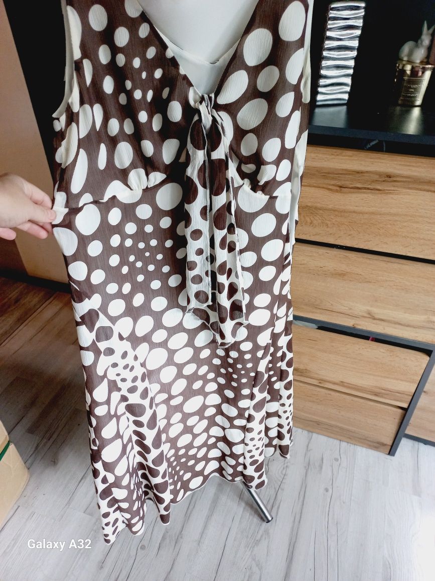 Elegancka zwiewna sukienka xl w groszki