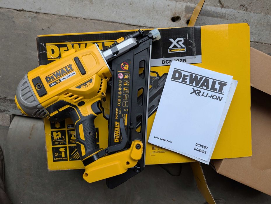 Акумуляторний цвяхозабивний пістолет DeWALT DCN692 з Британії