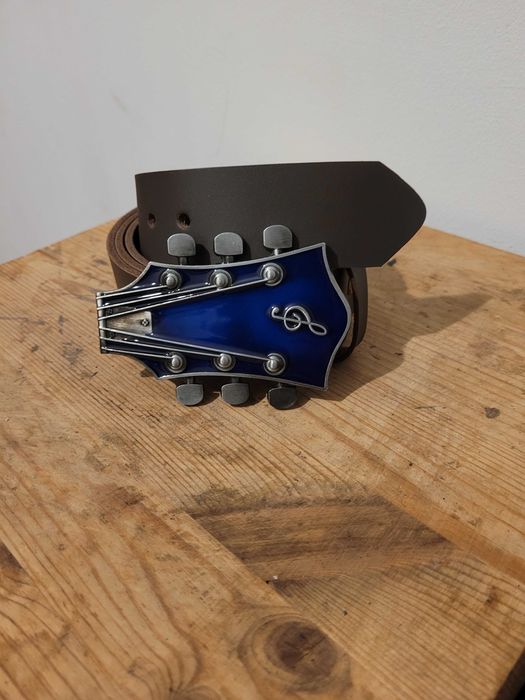 Brązowy męski skórzany pasek ręcznie robiony z klamrą gitara