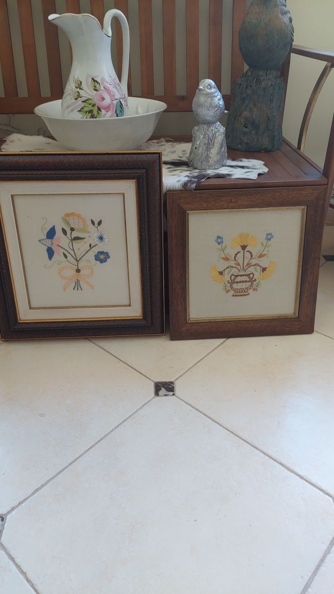Quadros com molduras bordado de Castelo Branco
