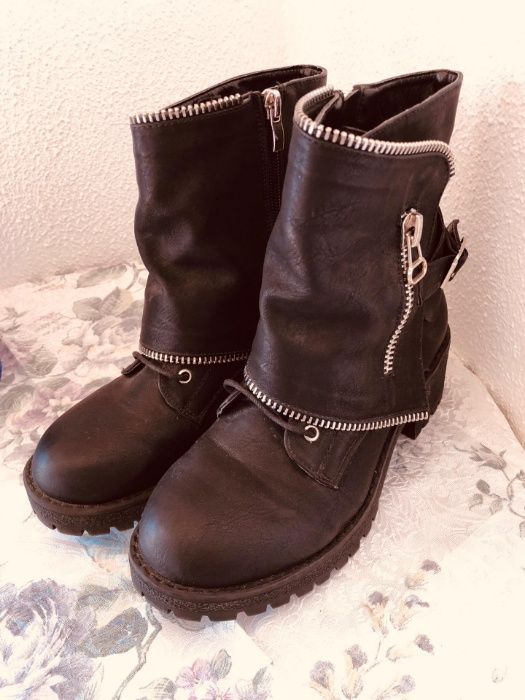 Botas pretas (sem marca)