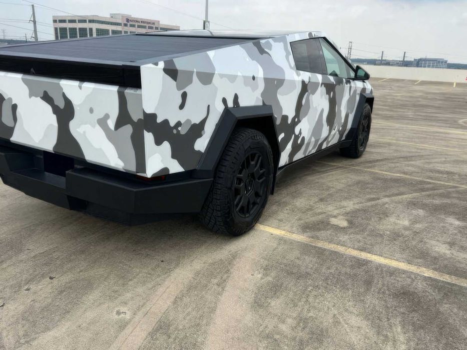 Tesla Cybertruck      2024