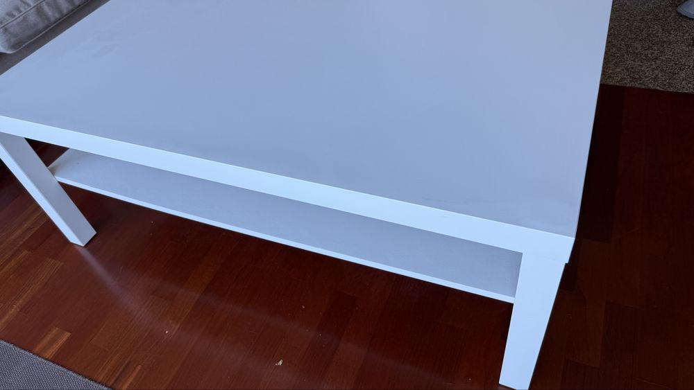 mesa branca de apoio