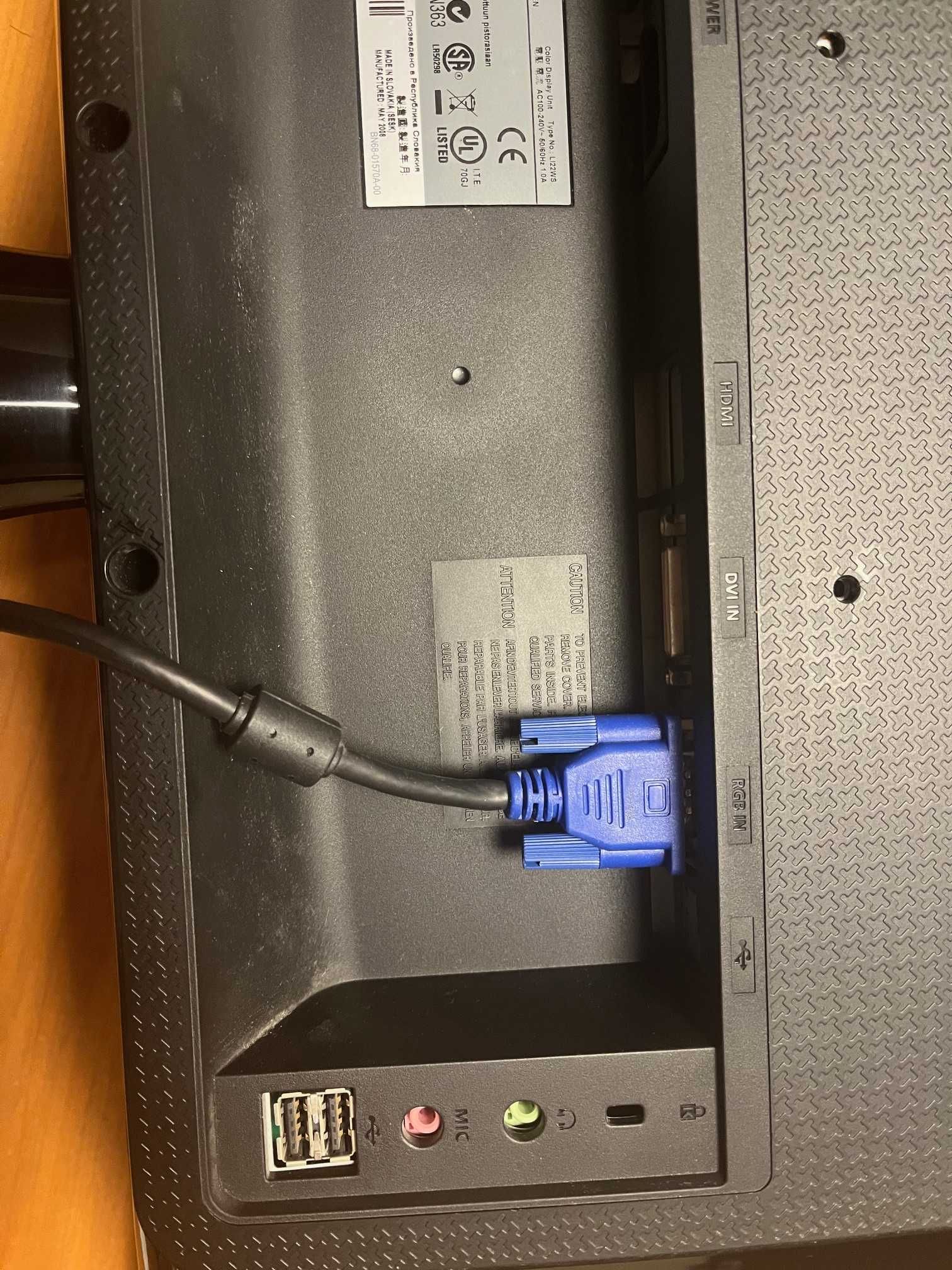 Monitor SAMSUNG z uchwytem ściennym