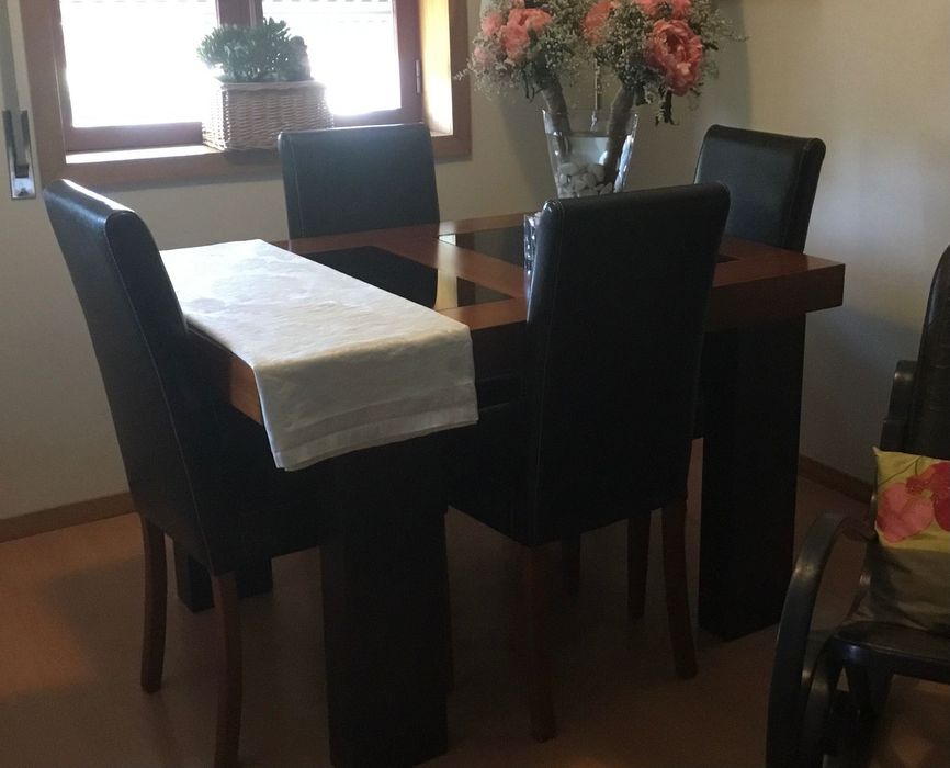Mesa de sala com 4 cadeiras