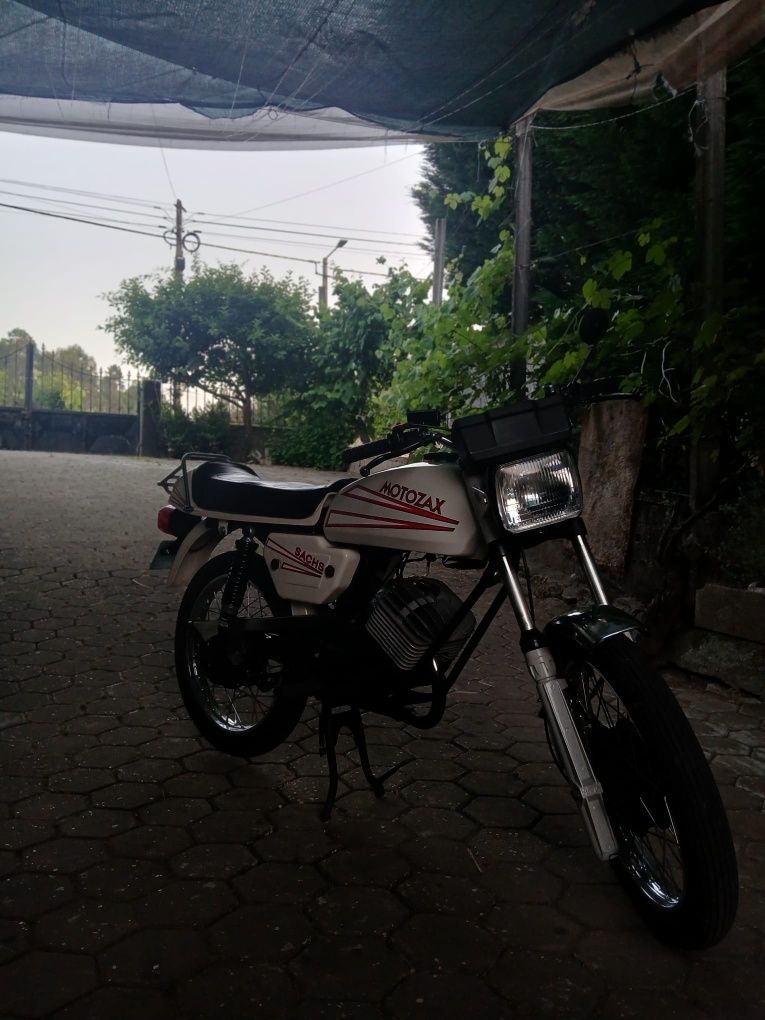 Sis Sachs motozax
