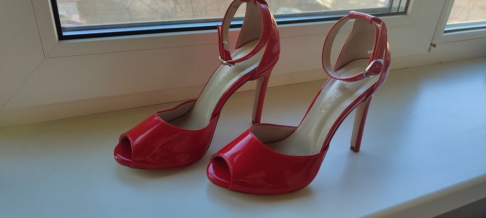 Лакові босоніжки 38 розміру