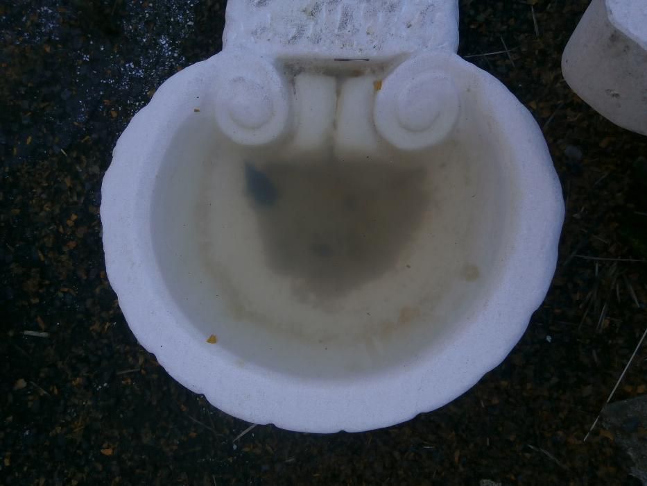 pias de água benta em calcário feitio de concha