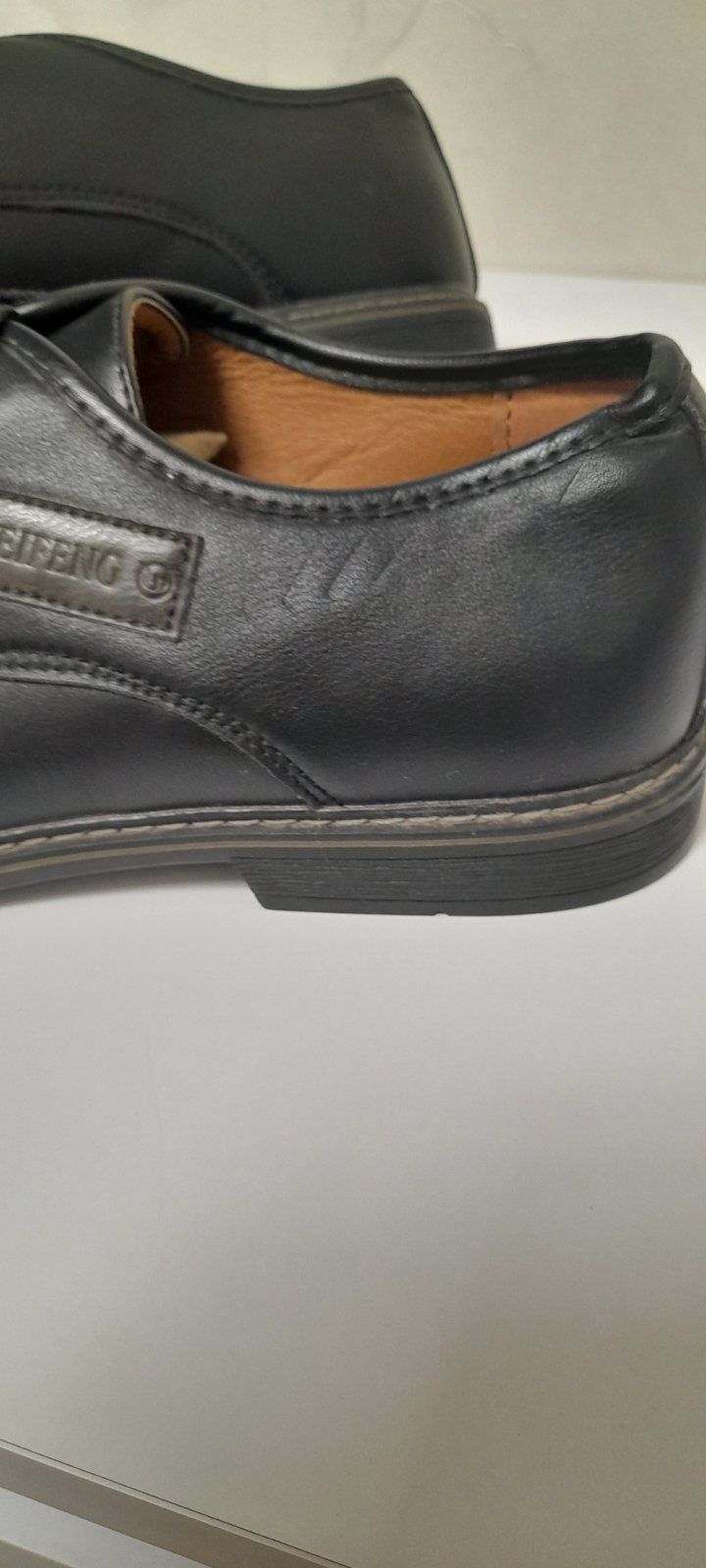 Продам нове чоловіче модельне взуття з невеличким дефектом,дефект видн