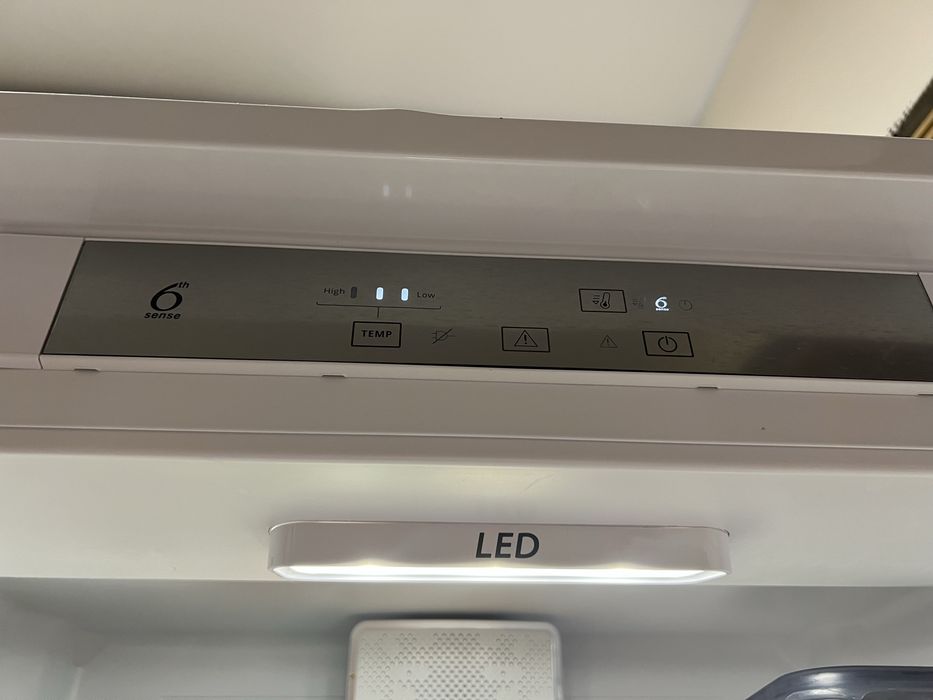 Холодильник Whirlpool вбудований