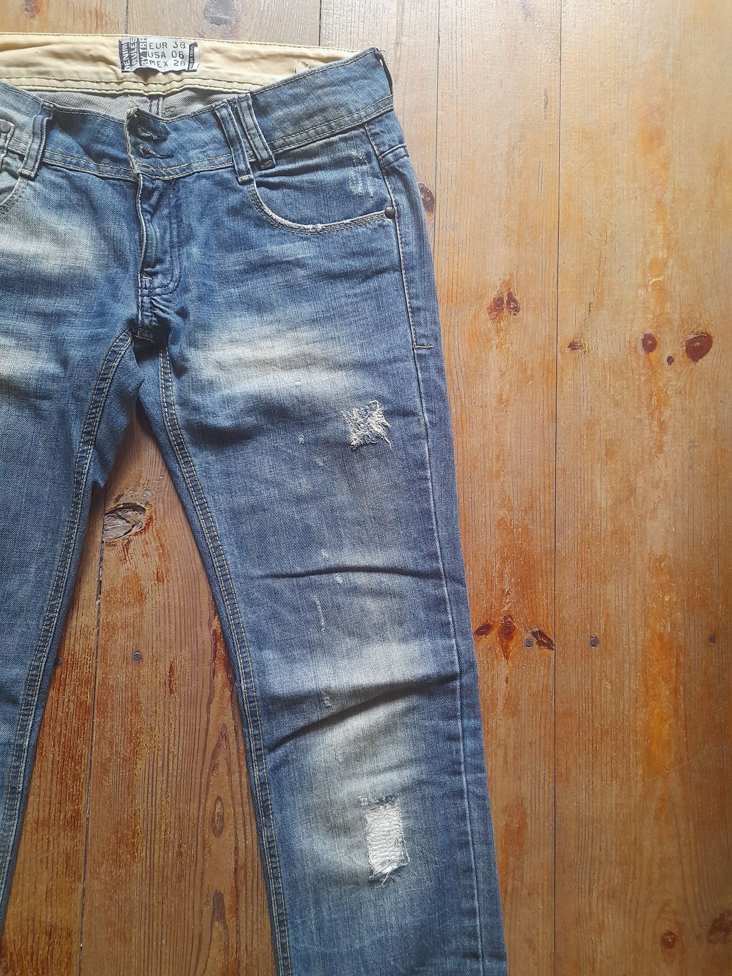 Spodnie jeansowe Zara z przetarciami r. 38