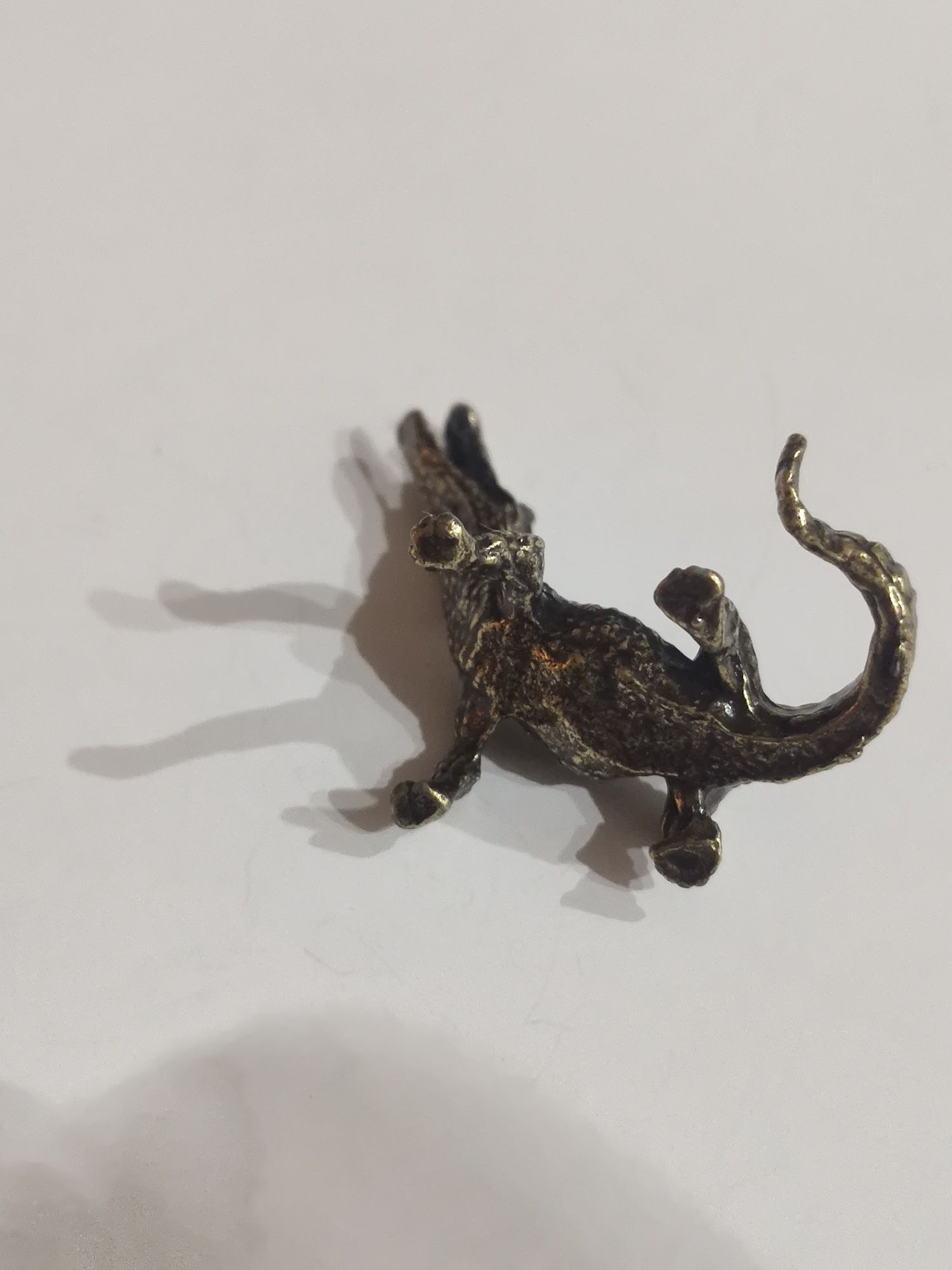 Figurka metalowa  krokodyl  wysokość 2,5 c