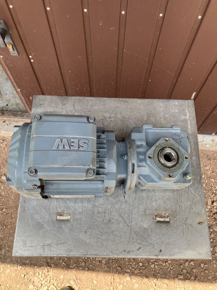 Motoreduktor 0,75 kw 114 obroty na min
