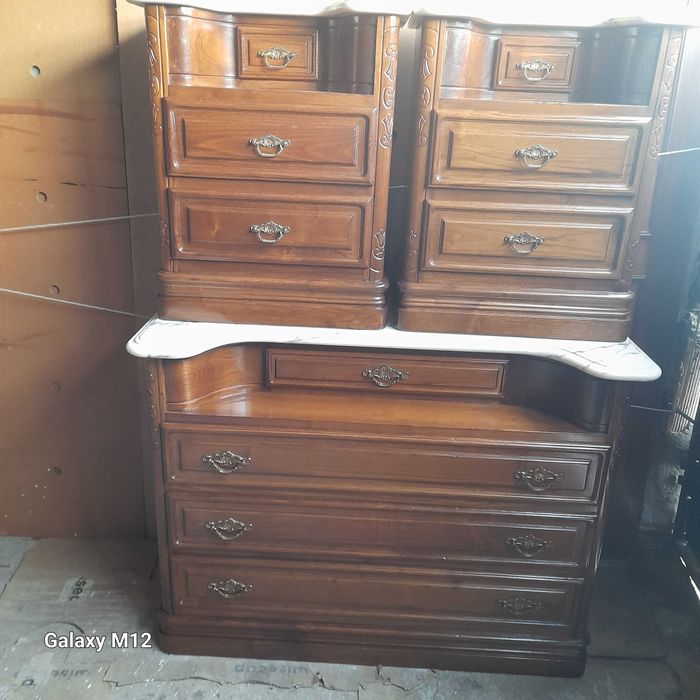 Mobília de quarto de casal com tampos em mármore