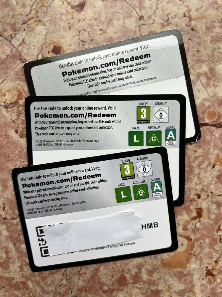 3 zlote karty Pokemon - Pikachu / Charizard + kody to gry