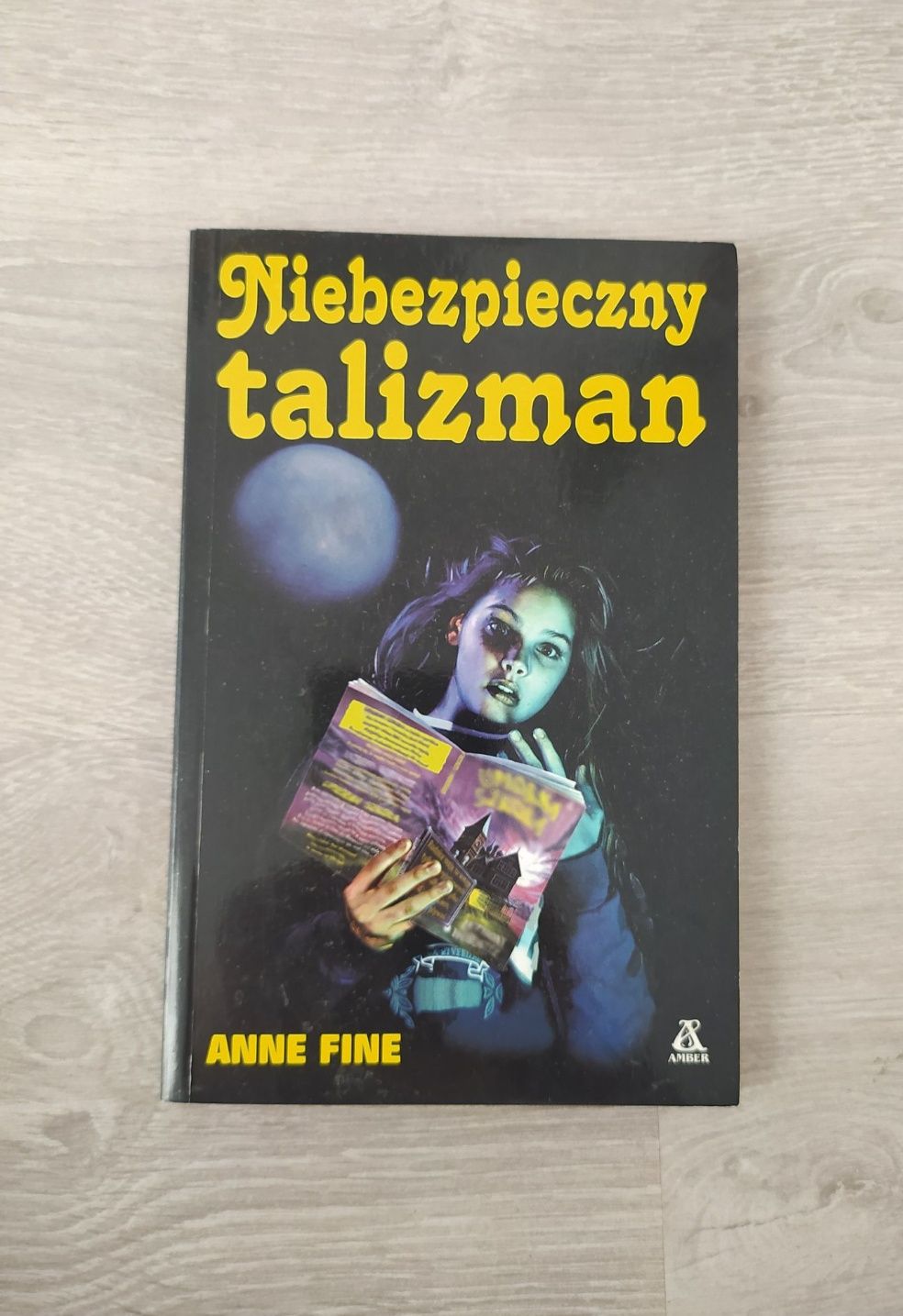 Książka Niebezpieczny talizman - Anne Fine