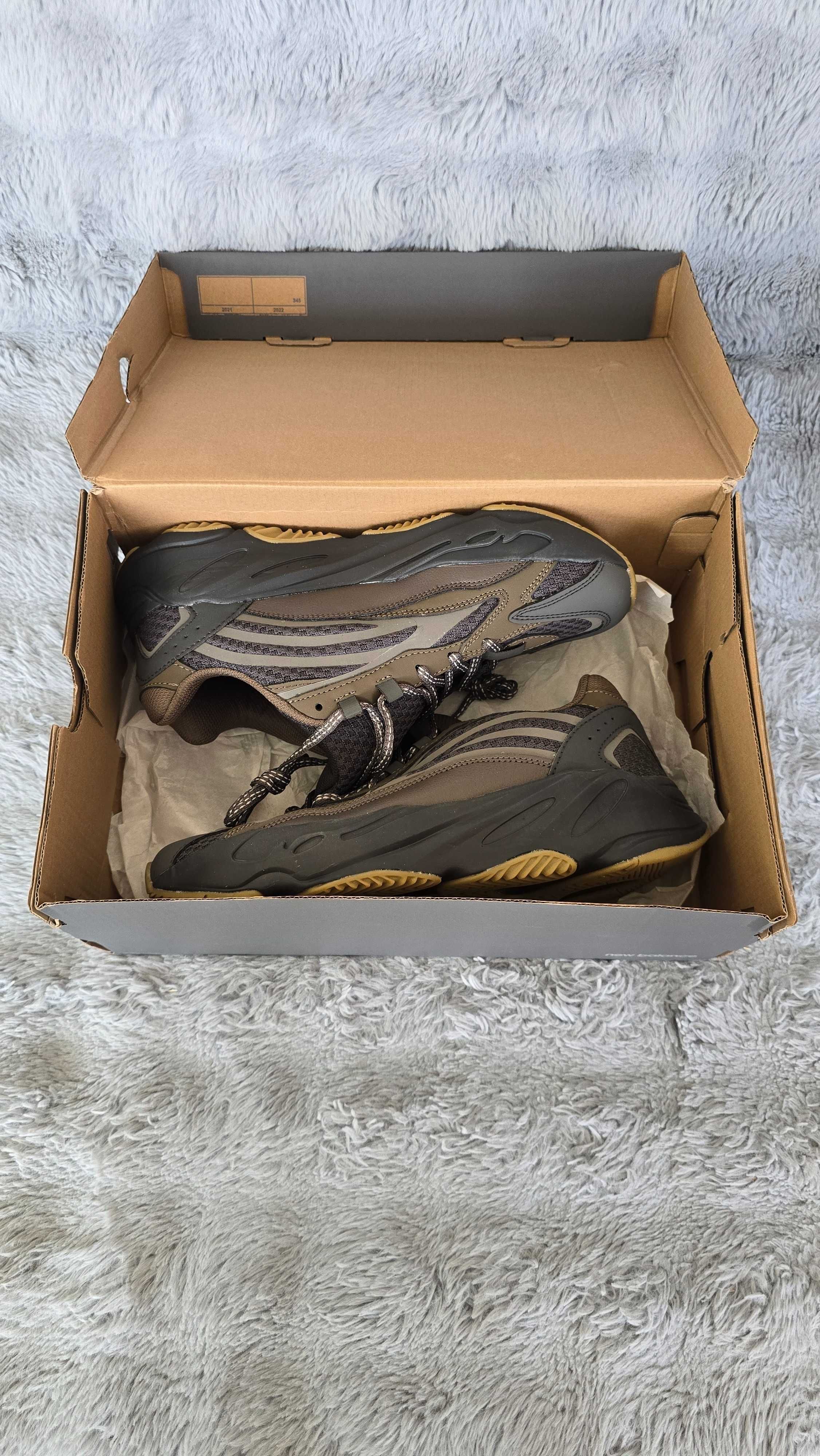 Кросівки Adidas 700 V3 26см