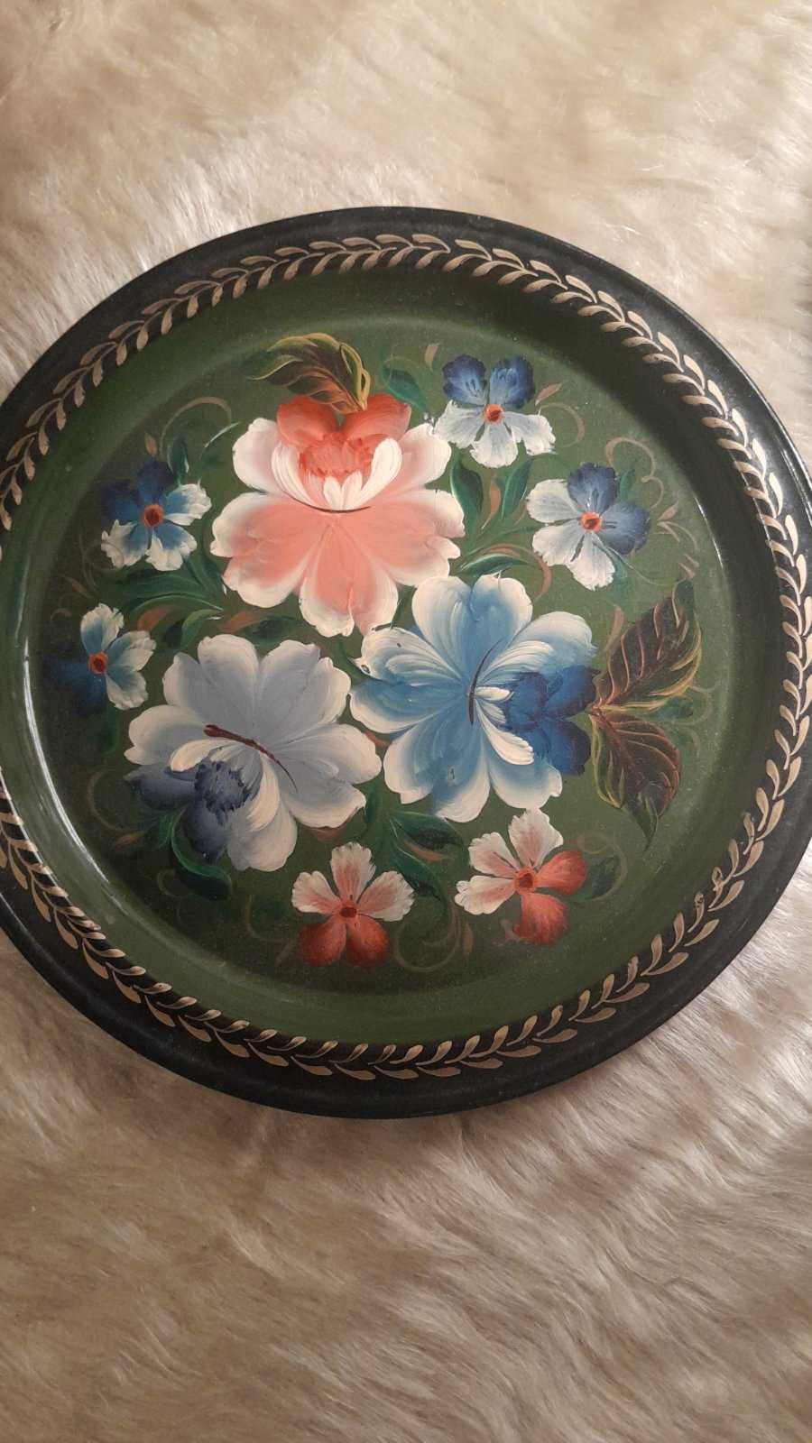 Медная  тарелка и расписные металлические подносы  из СССР